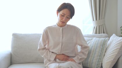 お腹が張って苦しい…ガスが溜まる原因と対処法